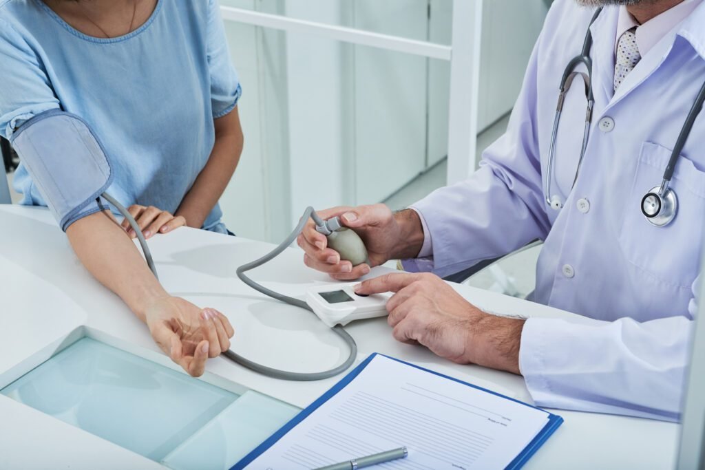 Il medico misura la pressione del paziente durante un check-up medico